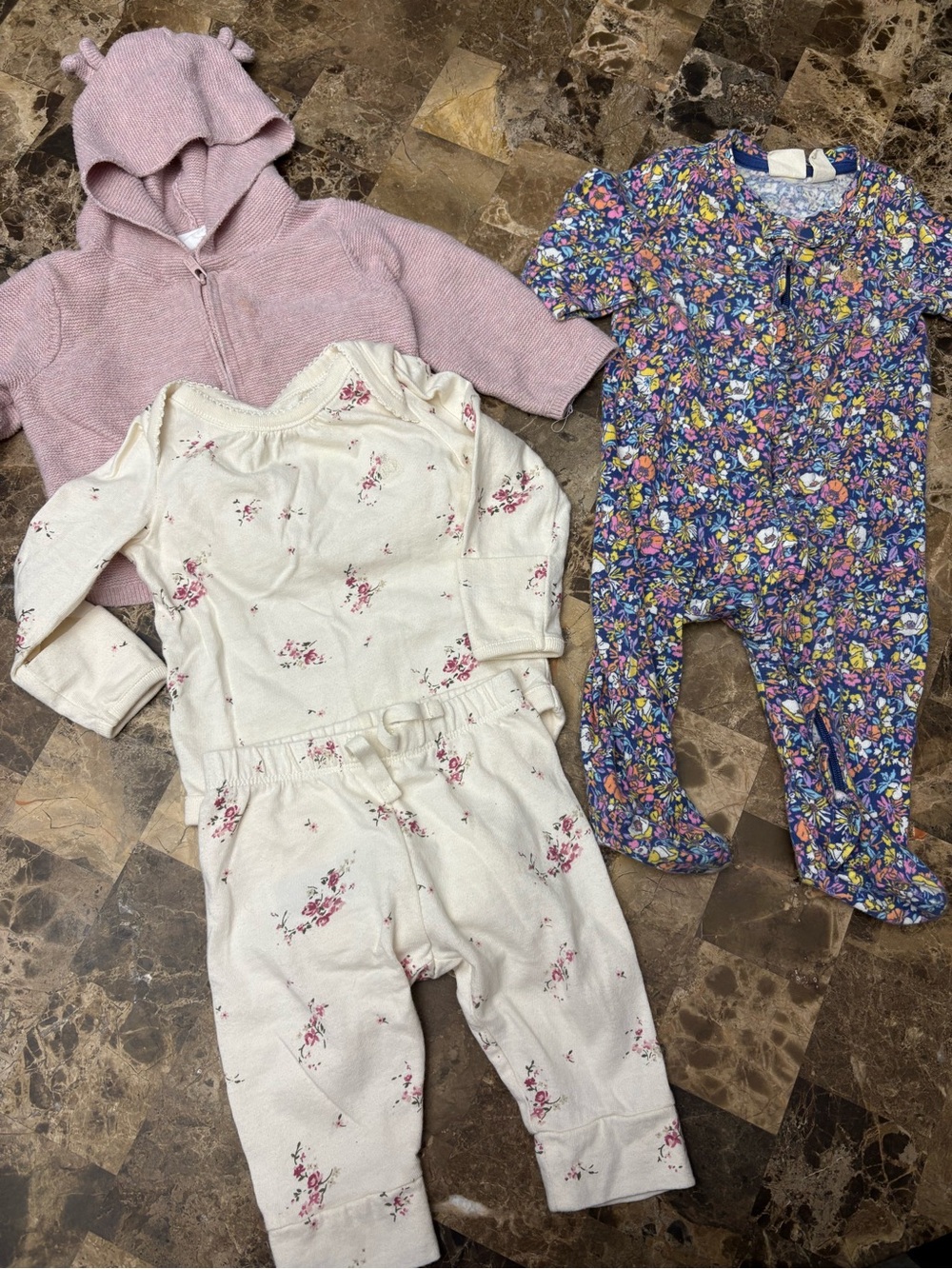 GAP bundles of 3x floral pajamas, matching set & vest 0-3 months
